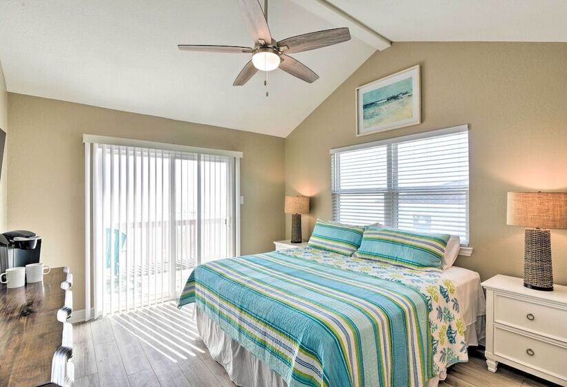 Beachfront Galveston Oasis: Balconies, Ocean View!
