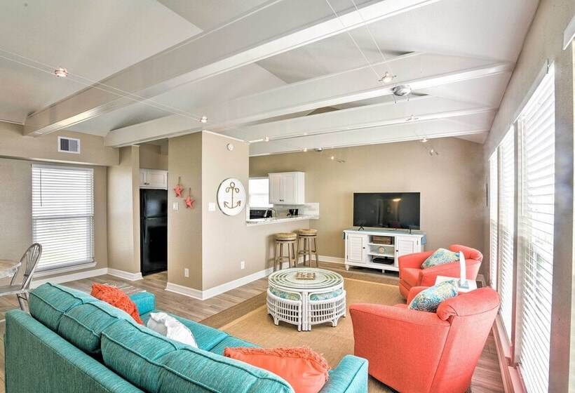 Beachfront Galveston Oasis: Balconies, Ocean View!