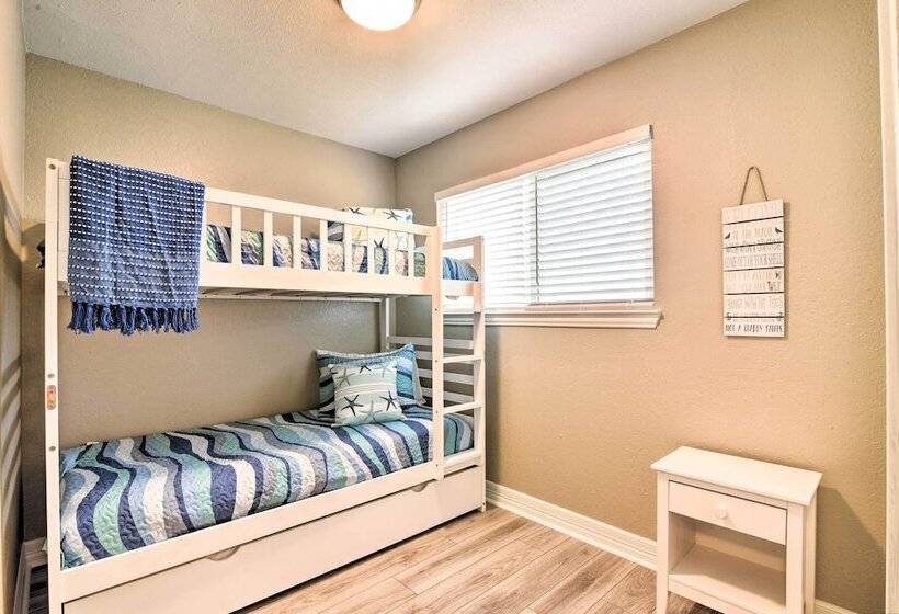 Beachfront Galveston Oasis: Balconies, Ocean View!