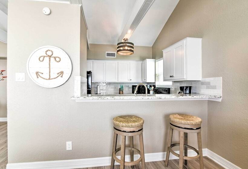 Beachfront Galveston Oasis: Balconies, Ocean View!