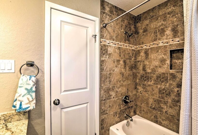 Beachfront Galveston Oasis: Balconies, Ocean View!