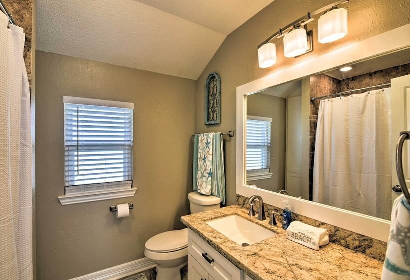 Beachfront Galveston Oasis: Balconies, Ocean View!