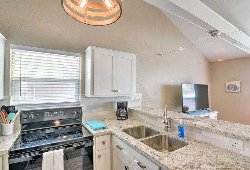 Beachfront Galveston Oasis: Balconies, Ocean View!