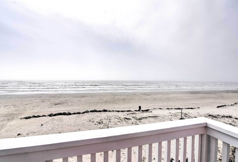 Beachfront Galveston Oasis: Balconies, Ocean View!