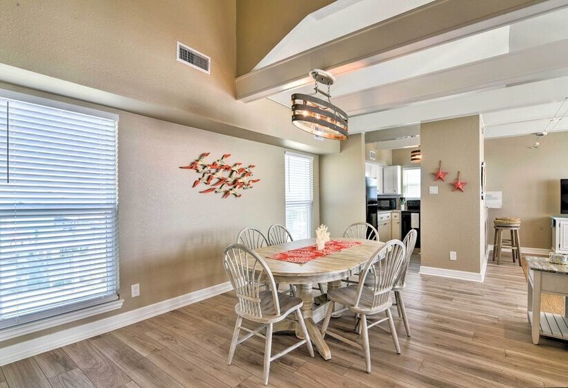 Beachfront Galveston Oasis: Balconies, Ocean View!