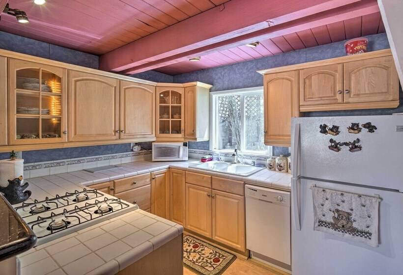 5 Mi To Snow Summit: Cabin W/ Deck & Fireplace