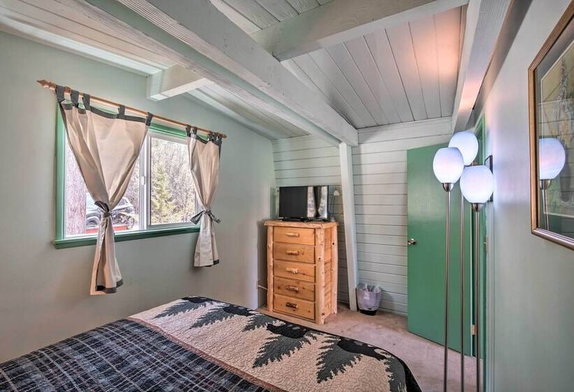 5 Mi To Snow Summit: Cabin W/ Deck & Fireplace