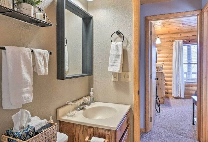 Cabin Retreat On Table Rock Lake W/ Fire Pit!