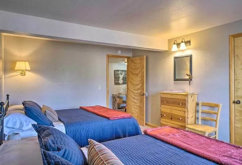 Cabin Retreat On Table Rock Lake W/ Fire Pit!