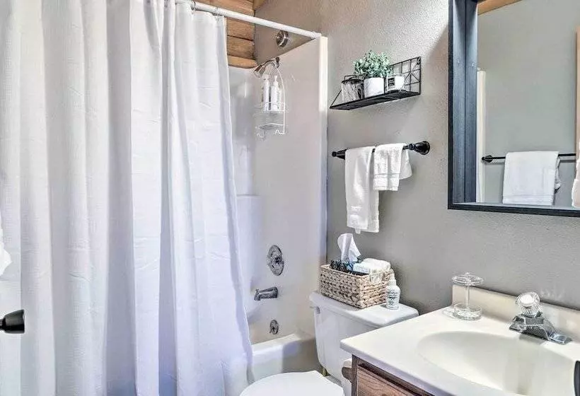 Cabin Retreat On Table Rock Lake W/ Fire Pit!