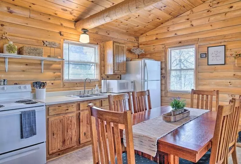 Cabin Retreat On Table Rock Lake W/ Fire Pit!