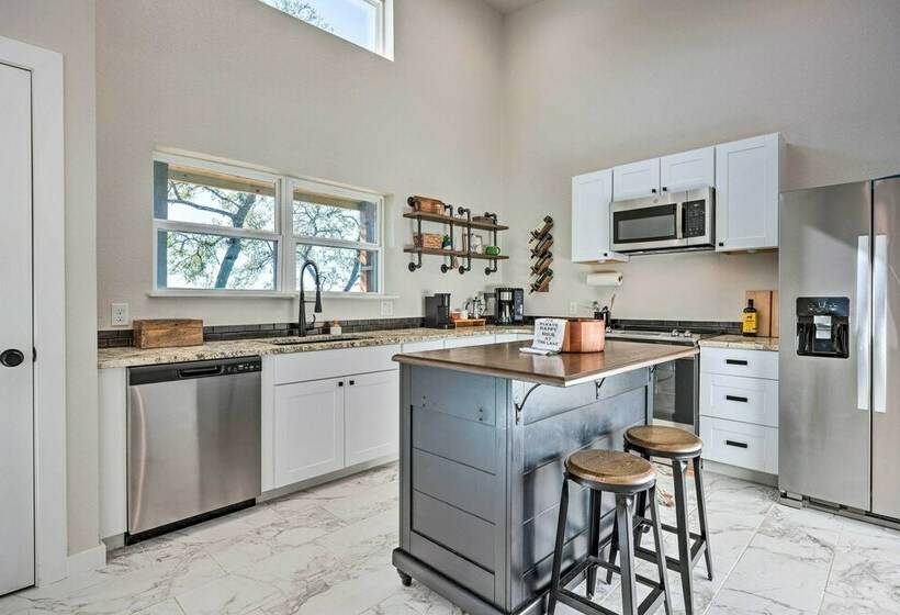 Canyon Lake Home W/ Hot Tub & Fire Pit!