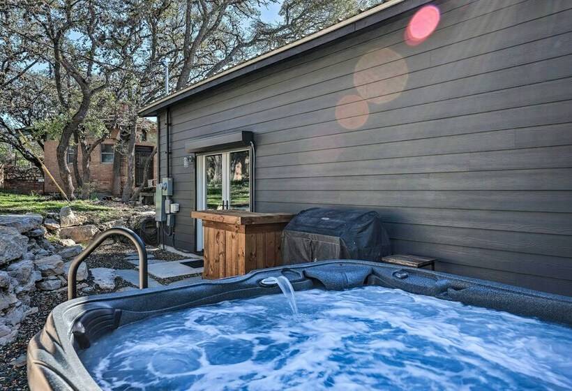 Canyon Lake Home W/ Hot Tub & Fire Pit!