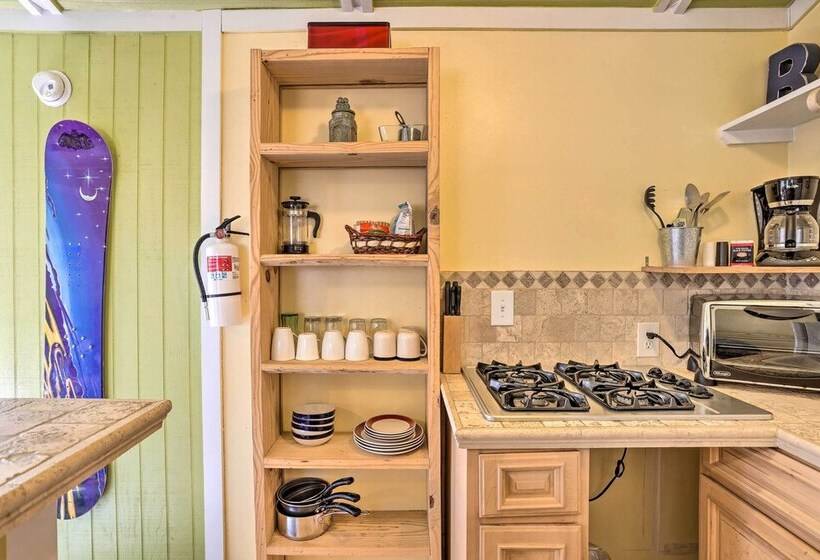 Cheerful Cabin Near Hiking & Big Bear Lake!