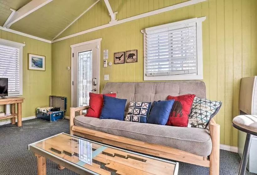 Cheerful Cabin Near Hiking & Big Bear Lake!