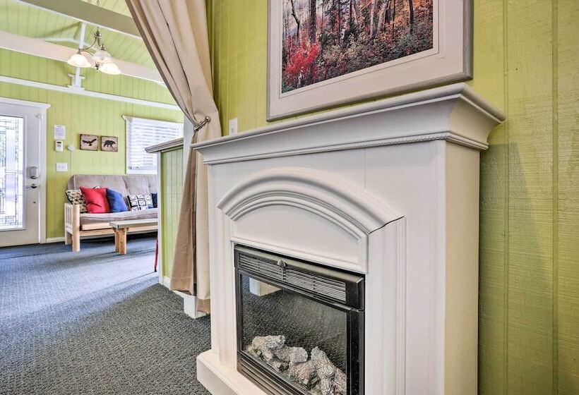 Cheerful Cabin Near Hiking & Big Bear Lake!