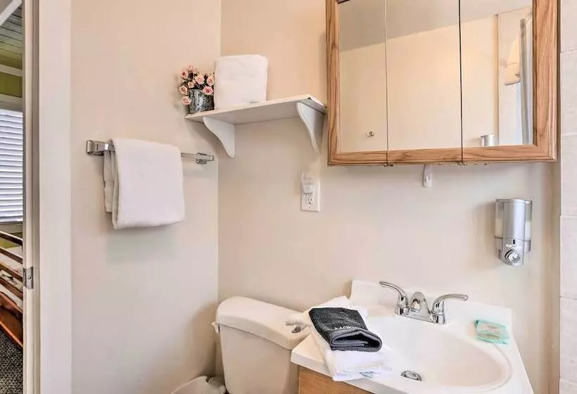 Cheerful Cabin Near Hiking & Big Bear Lake!