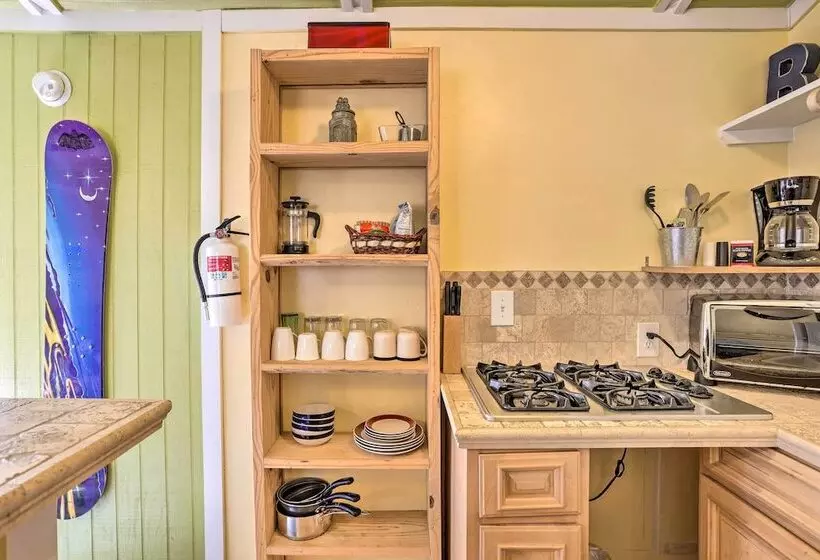 Cheerful Cabin Near Hiking & Big Bear Lake!