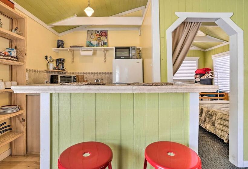 Cheerful Cabin Near Hiking & Big Bear Lake!