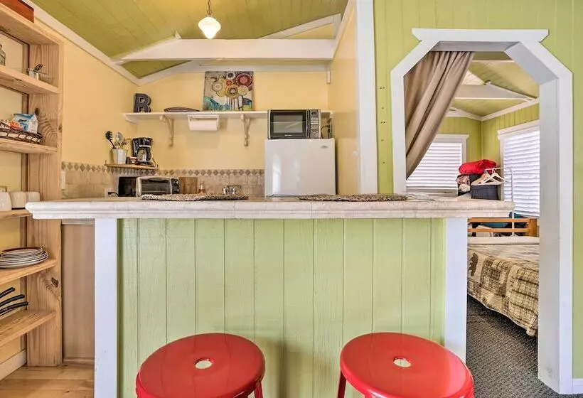 Cheerful Cabin Near Hiking & Big Bear Lake!
