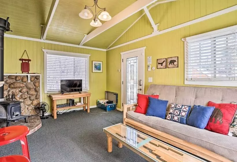 Cheerful Cabin Near Hiking & Big Bear Lake!