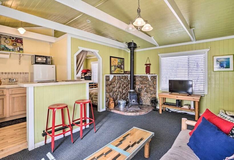 Cheerful Cabin Near Hiking & Big Bear Lake!