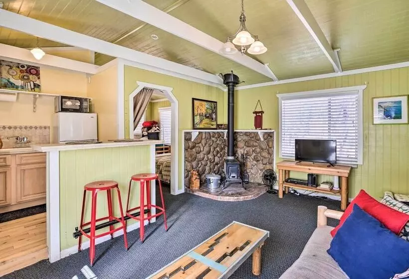 Cheerful Cabin Near Hiking & Big Bear Lake!