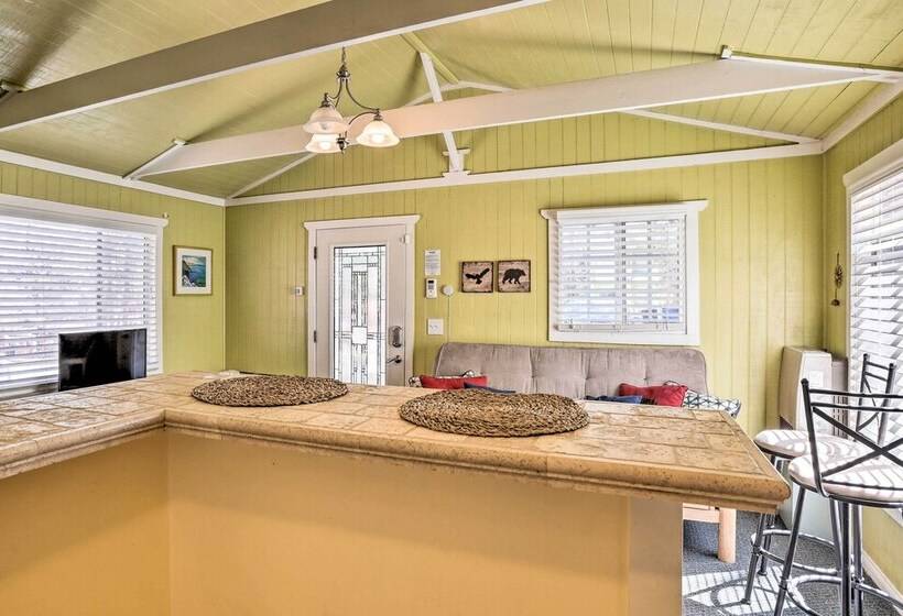 Cheerful Cabin Near Hiking & Big Bear Lake!