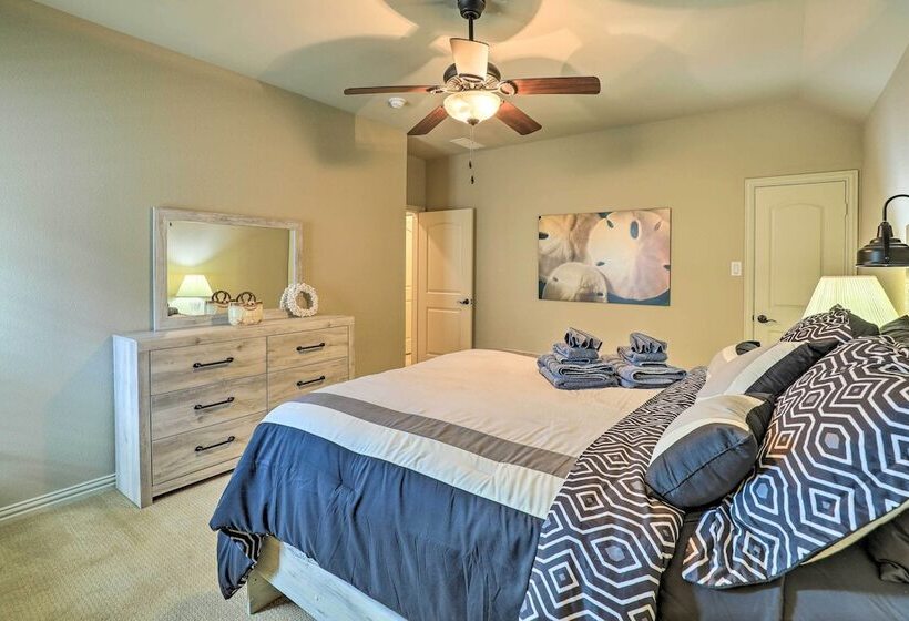 Chic Family Friendly Home In Irving W/ Yard!