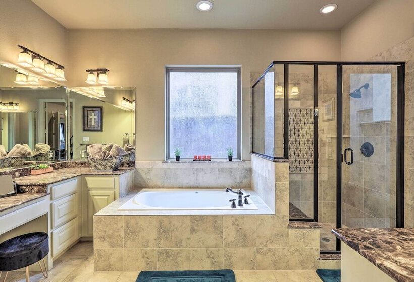 Chic Family Friendly Home In Irving W/ Yard!