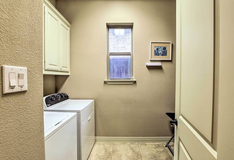 Chic Family Friendly Home In Irving W/ Yard!