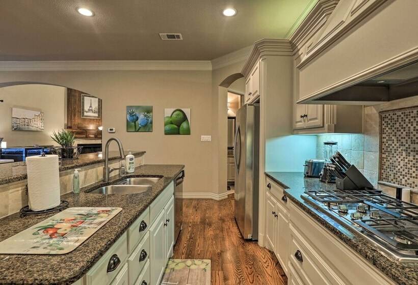 Chic Family Friendly Home In Irving W/ Yard!