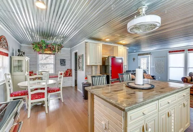 Lake Days & Bbq Fun: Climax Springs Retreat!