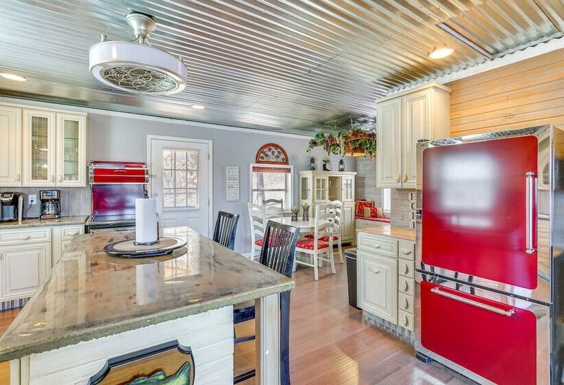 Lake Days & Bbq Fun: Climax Springs Retreat!