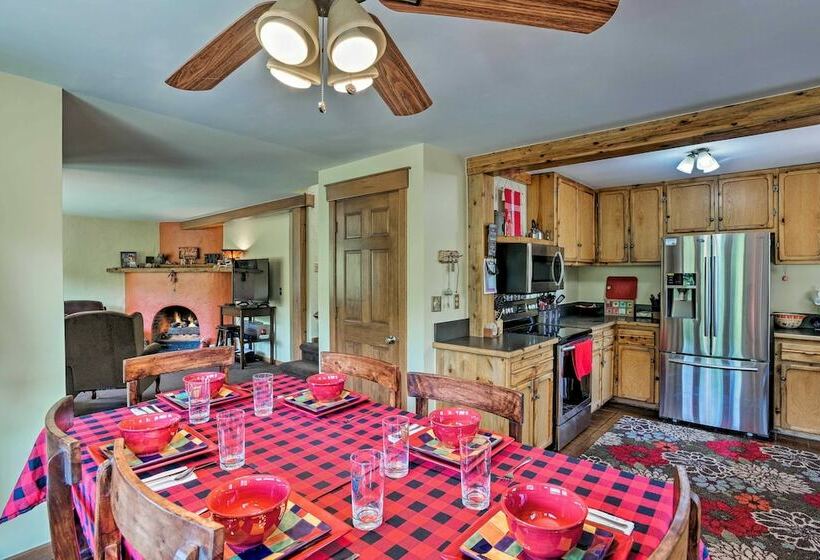 Cozy Home W/ Deck & Mtn Views, Walk To Casinos