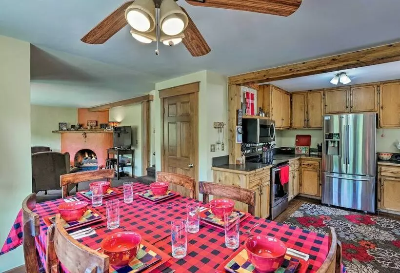 Cozy Home W/ Deck & Mtn Views, Walk To Casinos