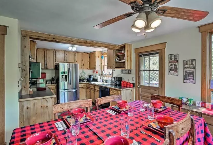 Cozy Home W/ Deck & Mtn Views, Walk To Casinos