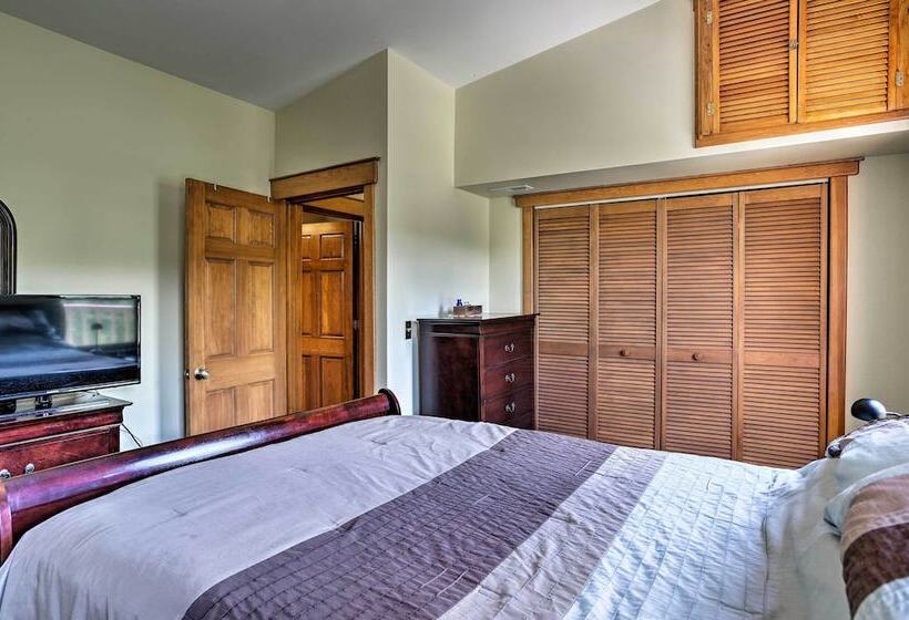 Cozy Home W/ Deck & Mtn Views, Walk To Casinos