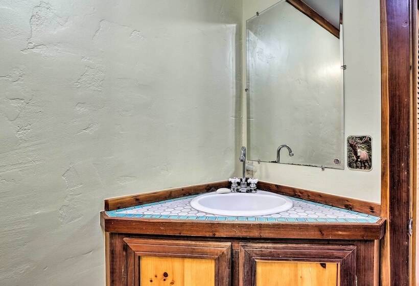 Cozy Home W/ Deck & Mtn Views, Walk To Casinos