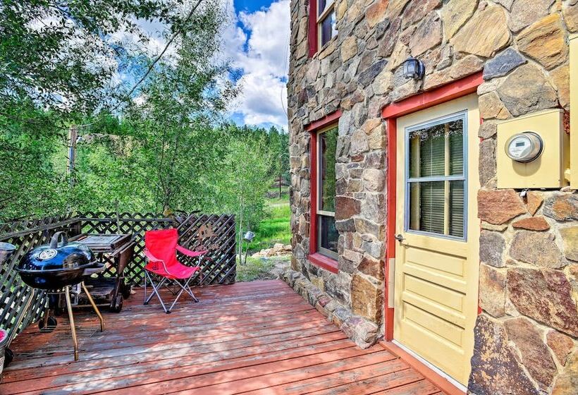 Cozy Home W/ Deck & Mtn Views, Walk To Casinos