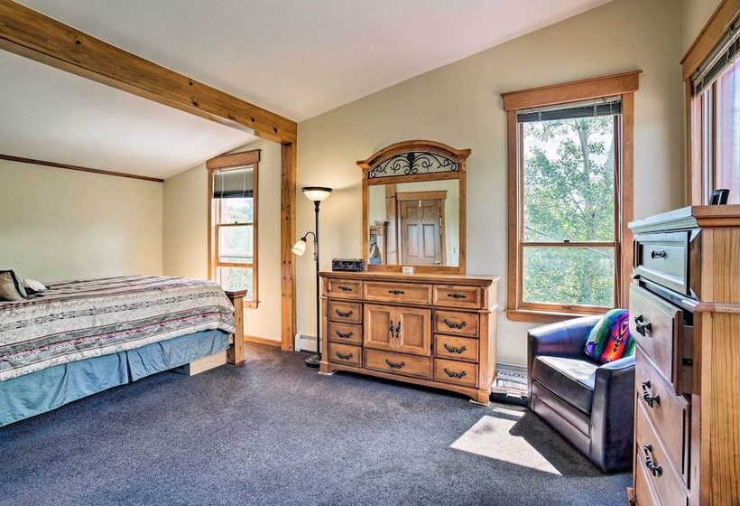 Cozy Home W/ Deck & Mtn Views, Walk To Casinos