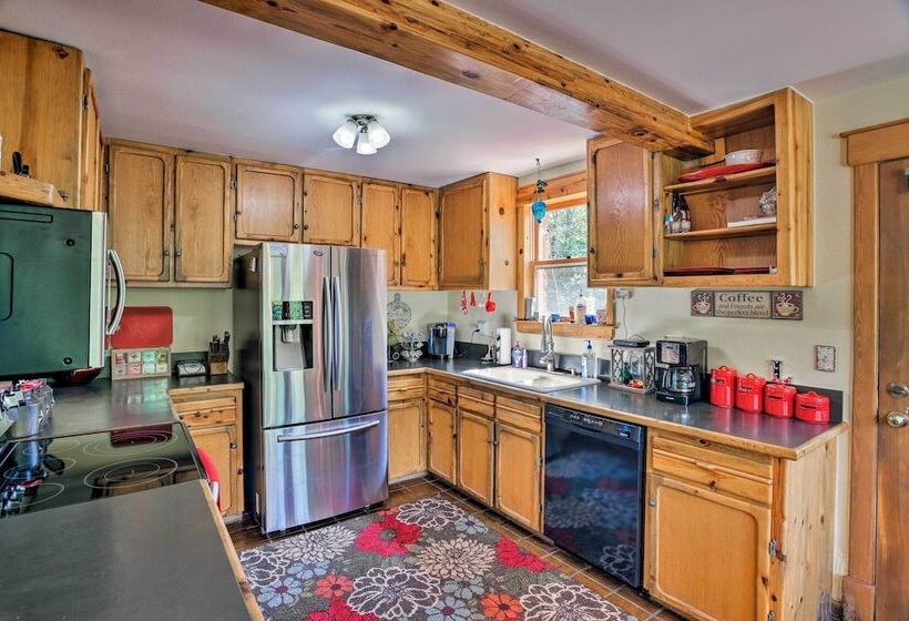 Cozy Home W/ Deck & Mtn Views, Walk To Casinos