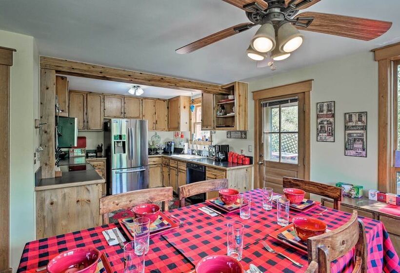 Cozy Home W/ Deck & Mtn Views, Walk To Casinos