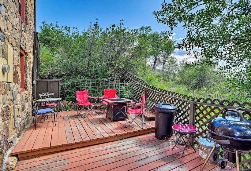 Cozy Home W/ Deck & Mtn Views, Walk To Casinos