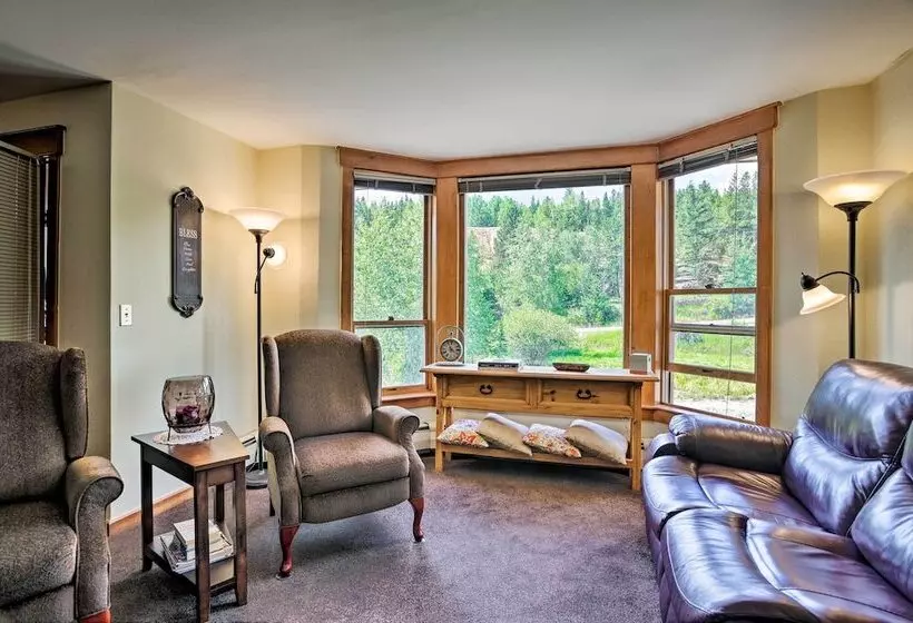 Cozy Home W/ Deck & Mtn Views, Walk To Casinos