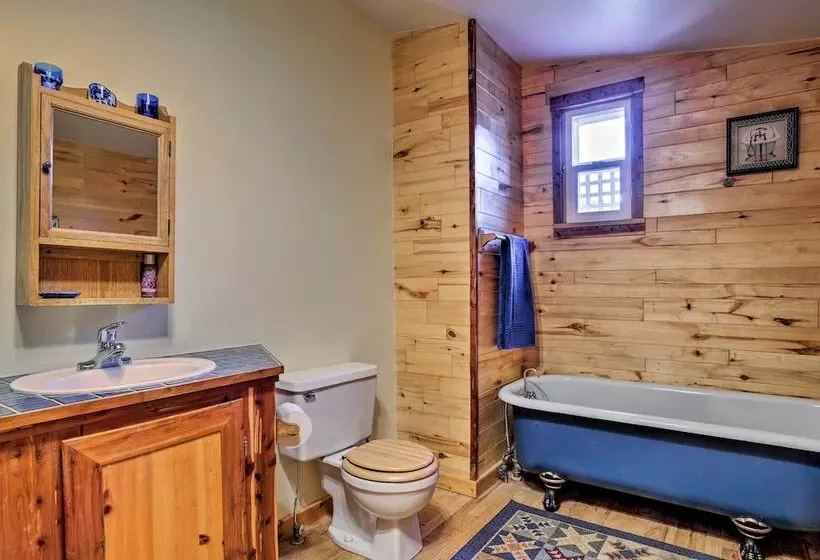 Cozy Home W/ Deck & Mtn Views, Walk To Casinos