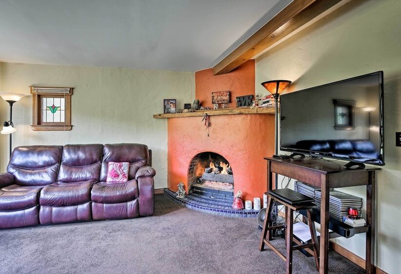 Cozy Home W/ Deck & Mtn Views, Walk To Casinos