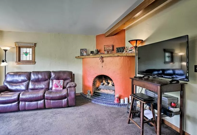 Cozy Home W/ Deck & Mtn Views, Walk To Casinos
