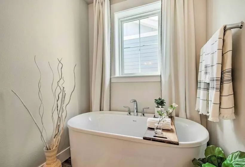 Cozy Montana Retreat W/ Patio & Fire Pit!