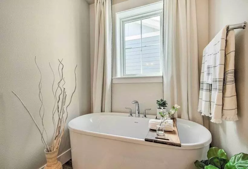 Cozy Montana Retreat W/ Patio & Fire Pit!